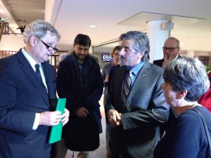 Sonia Zarour en Watheq Alsadeh overhandigen de handtekeningen aan burgemeester van der Laan